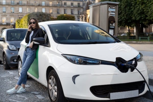 chica con su coche electrico